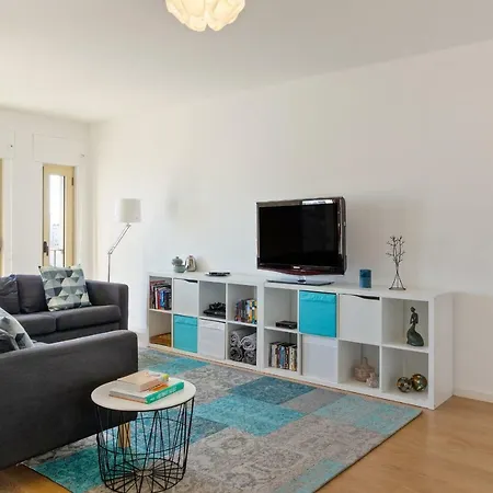 Stunning 2 Bdr Apt Sleeps 4 Nr Entrecampos Hébergement de vacances *