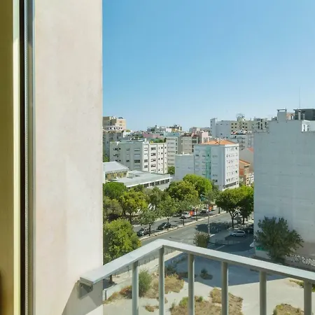 Stunning 2 Bdr Apt Sleeps 4 Nr Entrecampos Hébergement de vacances Lisboa