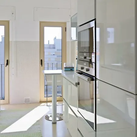 Stunning 2 Bdr Apt Sleeps 4 Nr Entrecampos Lisbon