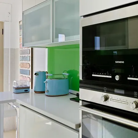 Stunning 2 Bdr Apt Sleeps 4 Nr Entrecampos Semesterbostad
