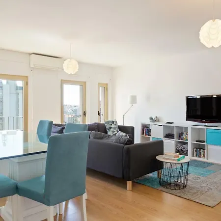 Stunning 2 Bdr Apt Sleeps 4 Nr Entrecampos Holiday home *