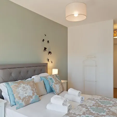 Stunning 2 Bdr Apt Sleeps 4 Nr Entrecampos Semesterbostad *